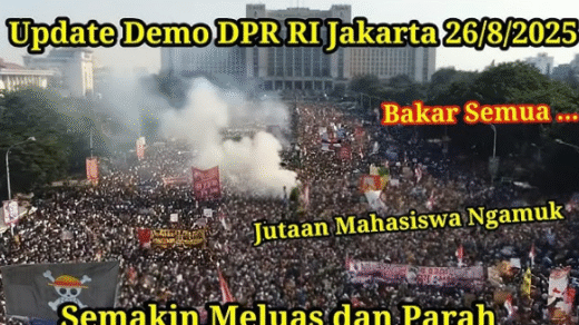 Berita Terbaru Demo DPR terkini banyak Peserta demo di depan Gedung DPR Jakarta membawa spanduk dan poster, suasana terkini aksi massa