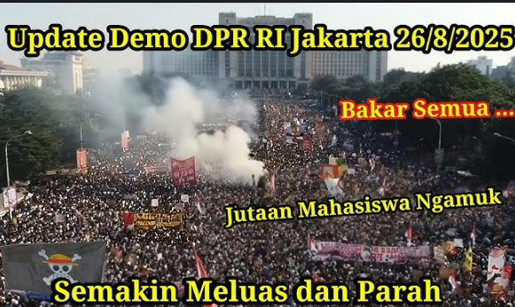 Berita Terbaru Demo DPR terkini banyak Peserta demo di depan Gedung DPR Jakarta membawa spanduk dan poster, suasana terkini aksi massa