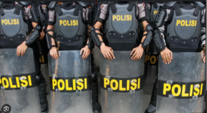 Petugas keamanan menyiapkan barikade dan pos pengamanan untuk mengontrol massa saat demo di Jakarta