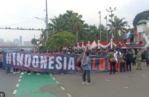 Suasana Demo Terbaru sekarang ada Ribuan peserta demo memenuhi jalan di sekitar Gedung DPR Jakarta, membawa spanduk dan poster
