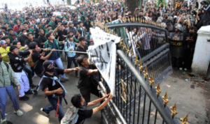 Ribuan peserta aksi demo 1 September 2025 di Jakarta dan Surabaya membawa spanduk tuntutan buruh dan masyarakat