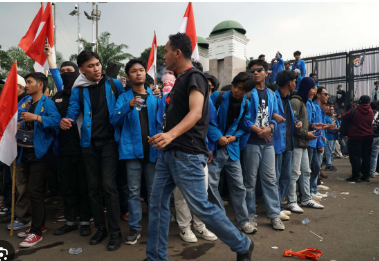 Situasi Demo 1 September 2025 i jalanan Indonesia, dengan spanduk dan poster tuntutan buruh dan masyarakat