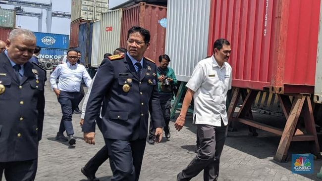 Menkeu Purbaya Sidak Bea Cukai Tanjung Perak: Cek Langsung Scanner Baru & Temuan Harga Mencurigakan