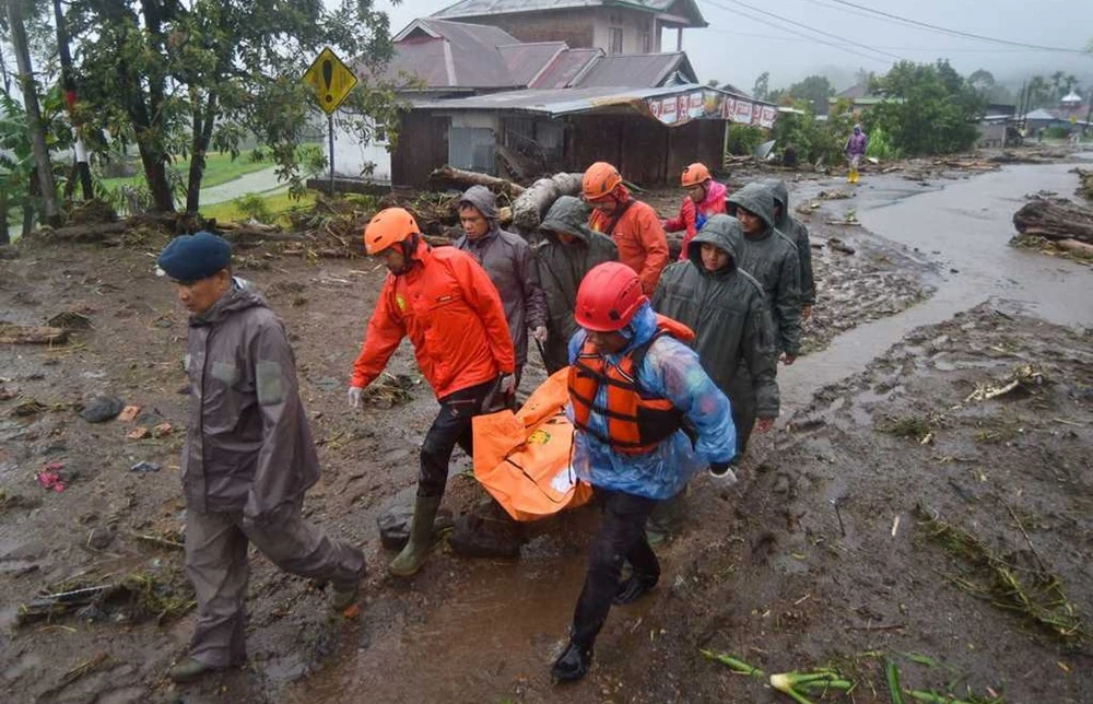 BNPB Update 770 Tewas, 463 Hilang Banjir-Longsor Sumatra 2025 — Fakta & Dampaknya