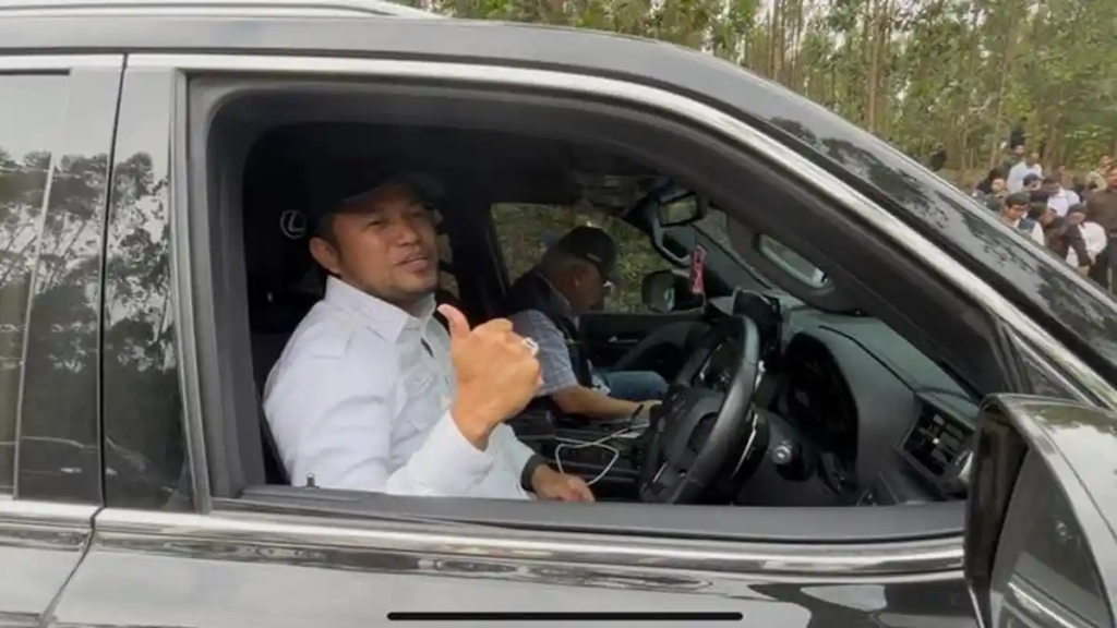 Gubernur Kaltim Kembalikan Mobil Dinas Rp8,49 M